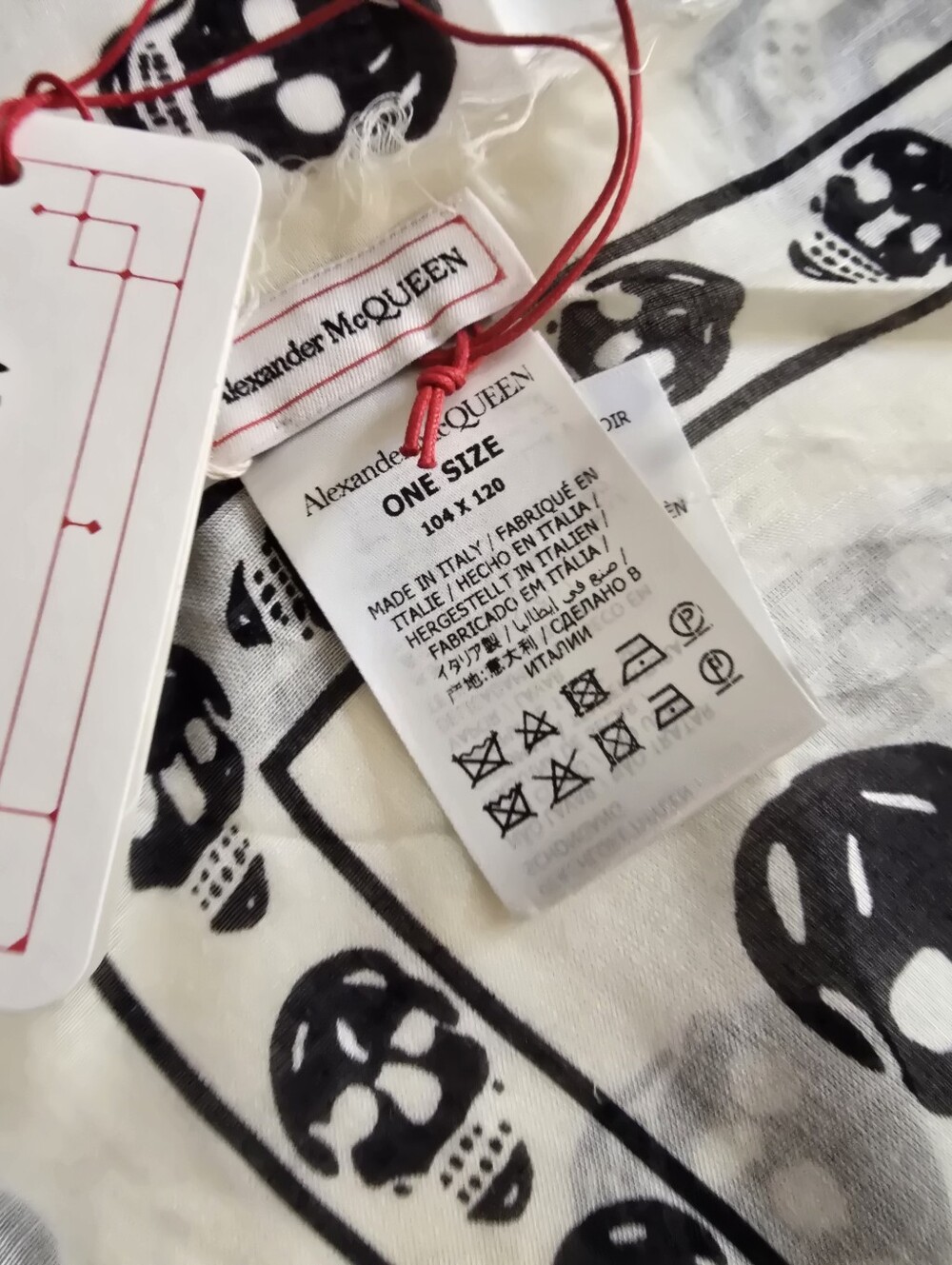 Alexander McQueen Skull Scarf Ivory Black - Picture 4 of 5